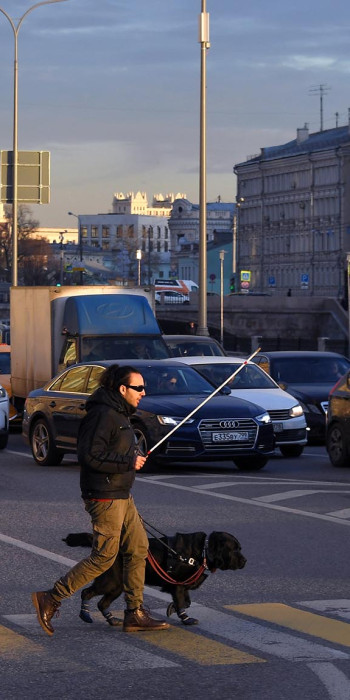 Слепой мужчина переходит дорогу
