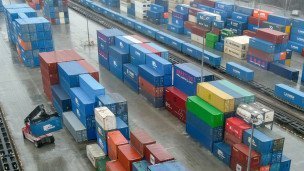  Погрузка контейнеров на территории транспортно-логистического центра