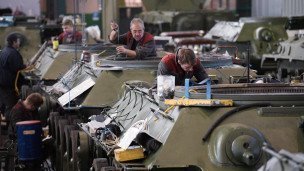 Рабочие восстанавливают кузовы танков 