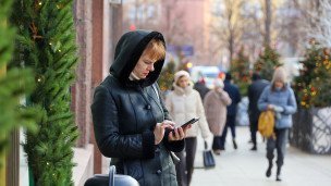 женщина с телефоном 