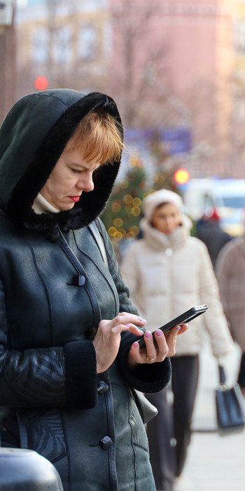 женщина с телефоном 