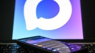 Мессенджер макс на экране смартфона