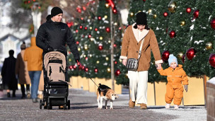 семья с ребенком во время прогулки в зимнем парке