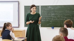 учительница в классе во время урока