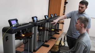 Студент и преподаватель спецдисциплин в кабинете во время обучения