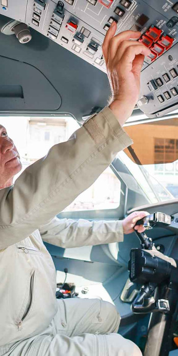 Летчик-испытатель в кабине самолета Ил-114-300