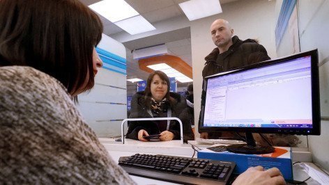 Посетители в налоговой инспекции 