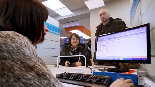 Посетители в налоговой инспекции 