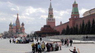 Туристы фотографируются на Красной площади