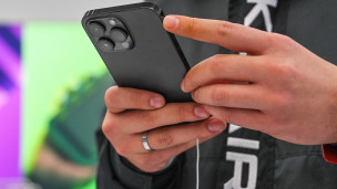 Человек держит в руках телефон 