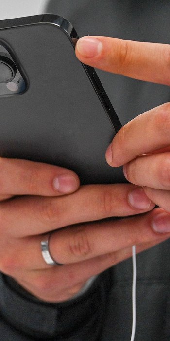 Человек держит в руках телефон 