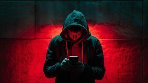  Пользователь со смартфоном в руках
