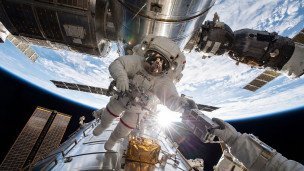  Космонавты в открытом космосе
