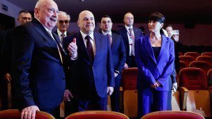 Михаил Мишустин во время посещения Азербайджанского государственного академического русского драматического театра