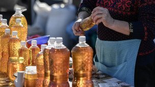 Продажа растительного масла на продовольственной ярмарке