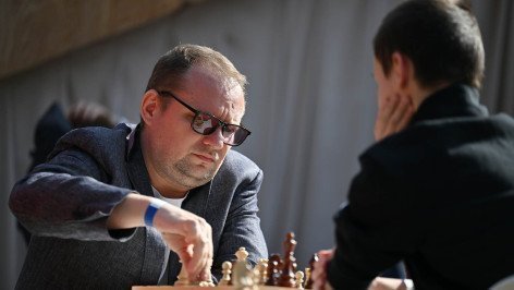 Люди играют в шахматы 