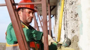 Строитель на стройке