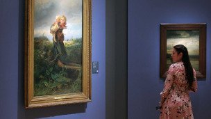 Посетительница выставки в филиале Третьяковской галереи в Калининграде