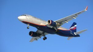 Самолет во время посадки в аэропорту