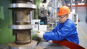 Сотрудник на станкостроительнов заводе
