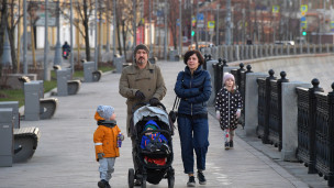 Многодетная семья на прогулке