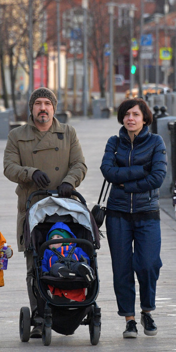 Многодетная семья на прогулке