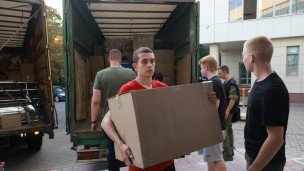 Разгрузка автомобиля с гуманитарной помощью