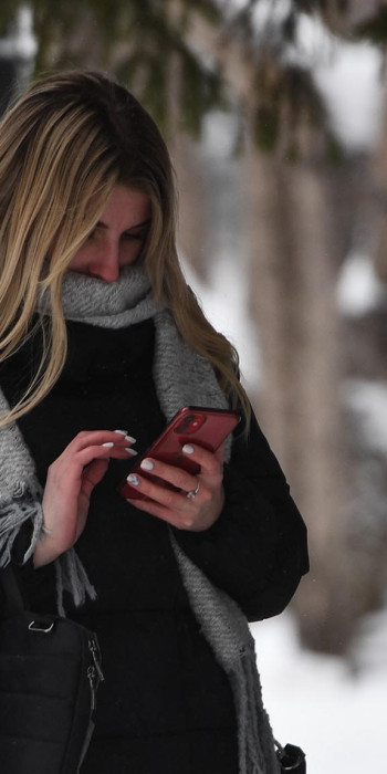 Девушка с телефоном в сквере