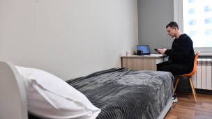 Жилая комната в открывшемся общежитии 