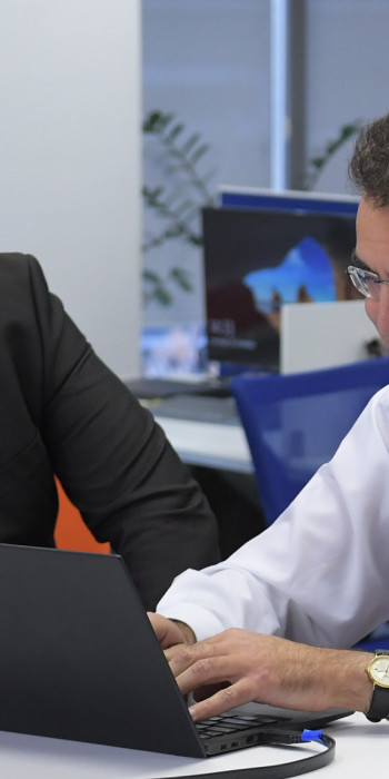 Сотрудники работают в технопарке