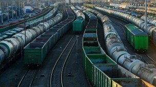 Товарные составы на железнодорожной станции