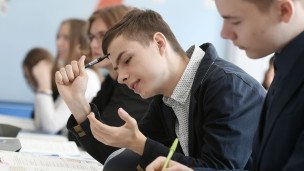 Starsheklassniki-v-klasse-zapisyvayut