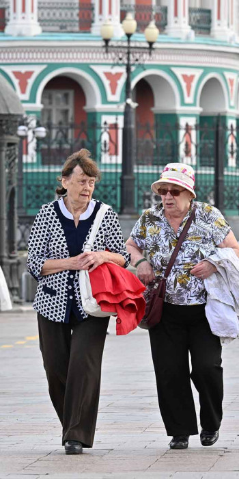 две женщины на прогулке по городу
