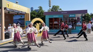 Артисты выступают на туристическом форуме Путешествуй
