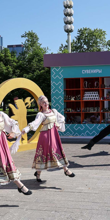 Артисты выступают на туристическом форуме Путешествуй