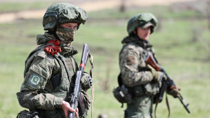 Военнослужащие во время боевой подготовки на полигоне