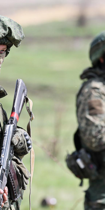 Военнослужащие во время боевой подготовки на полигоне