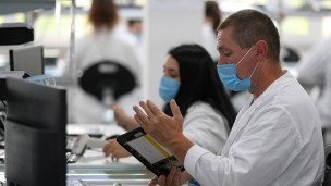 Сотрудники во время производства электронных устройств