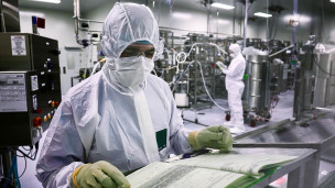 Сотрудники производственного цеха 