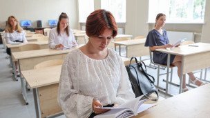 Студентки университета во время занятий в классе