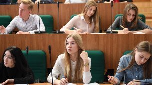 Студенты университета на лекции