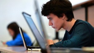 Студент за ноутбуком 