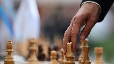 Сергей Карякин во время игры в шахматы