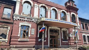 Здание Старобельского колледжа после атаки украинских беспилотников