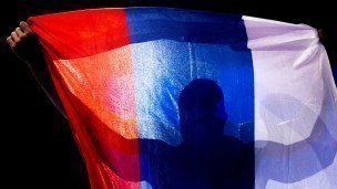 Спортсмен держит российский флаг