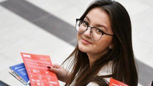 Студентка на ярмарке вакансий