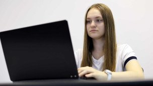 Девушка за ноутбуком