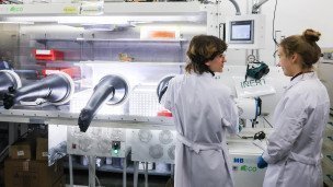 Сотрудницы в исследовательской лаборатории Центра энергетических технологий "Сколтеха"