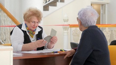 Женщина заполняет документы