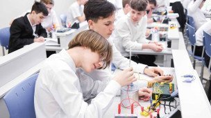Ученики в аудитории физики
